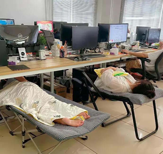 我趴在工位上刚要睡着，隔壁工位的小李突然戳我：你刚才打呼像打印机卡纸。
我瞬间清