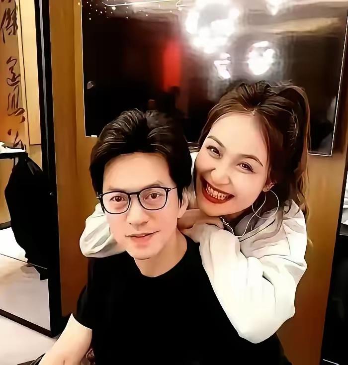 孟小蓓，清华女博士。嫁给了歌手李健，但她不上班，每天在家喝茶、浇花。2026年开