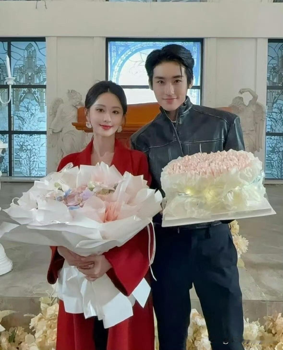 真水无香和小雨妖妖这对真是娱乐圈的童颜夫妻档吧！
十几年过去还跟游戏建模脸似的，