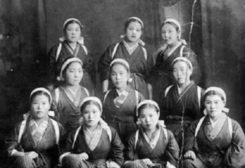 1945年6月，一队美军在冲绳岛发现了一个日军的隐蔽洞穴。几名美军试图靠近洞口时