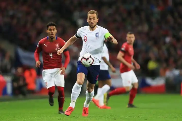 今日继续朝着好的方向出发！作品：英格兰vs塞尔维亚   英格兰实力强劲，塞尔维亚