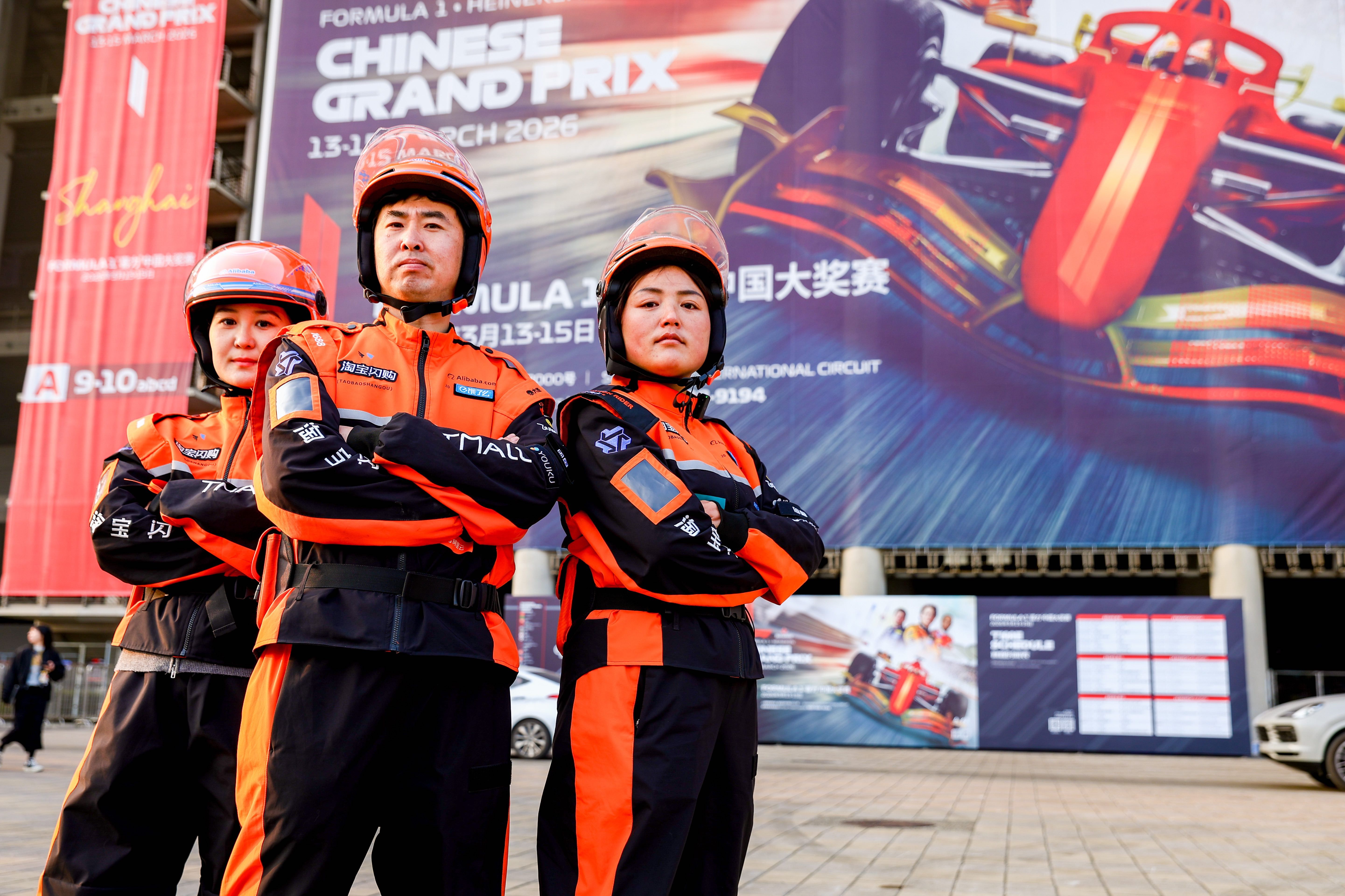 是赛车界最会送外卖的车队？还是外卖界最懂F1的配送？这下真的傻傻分不清。淘宝闪购