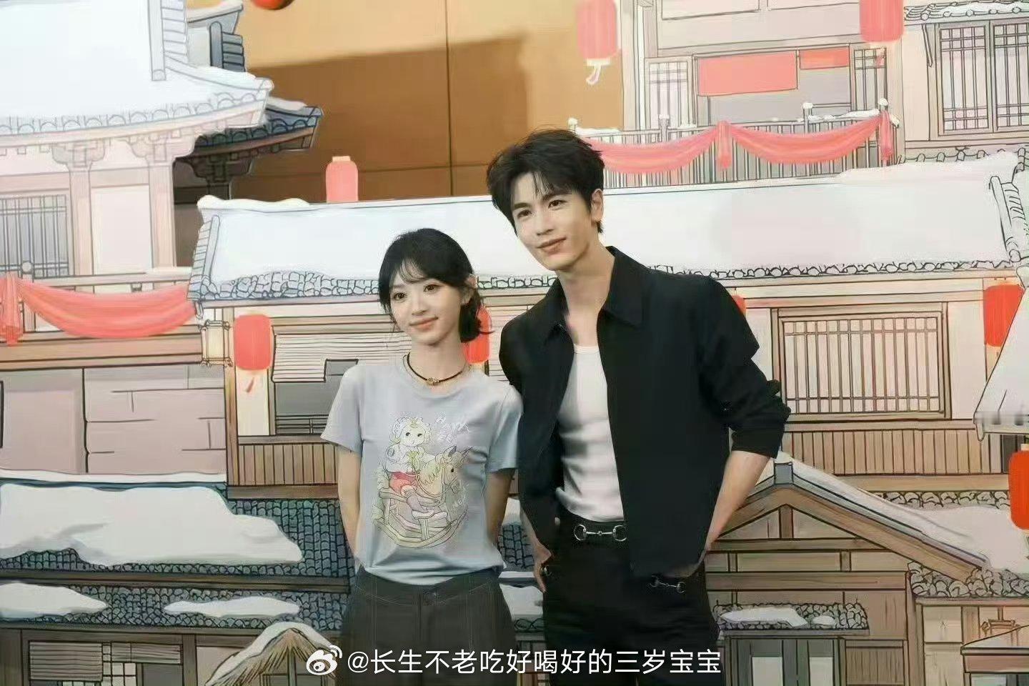 张凌赫田曦薇庆功宴合影看完庆功宴，我只想说：《逐玉》值得！演员值得！所有为这部剧