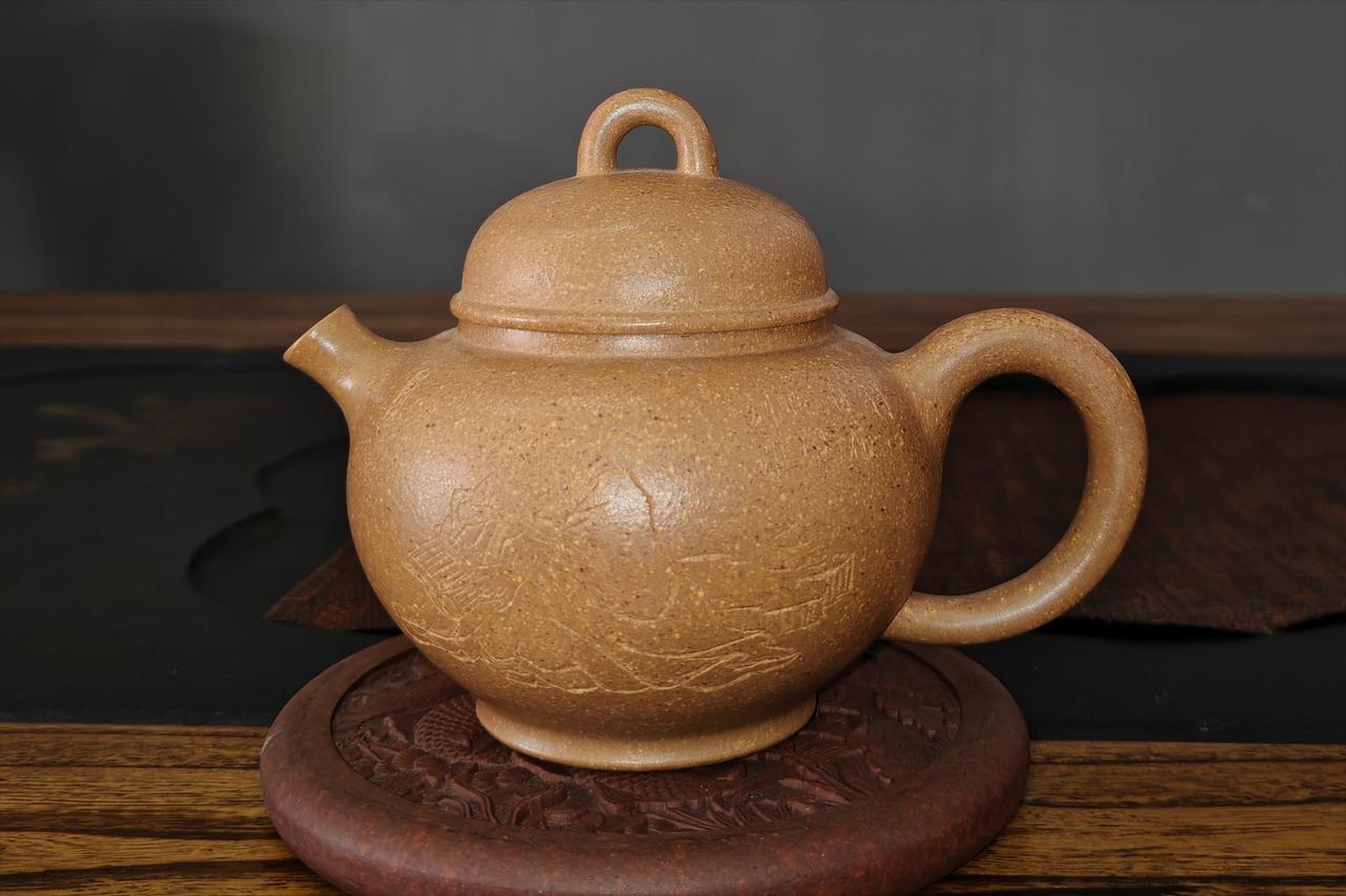 爱喝茶的人是不是都爱紫砂壶?爱喝茶的人未必都爱紫砂壶，正如爱读书的人，未必都痴迷
