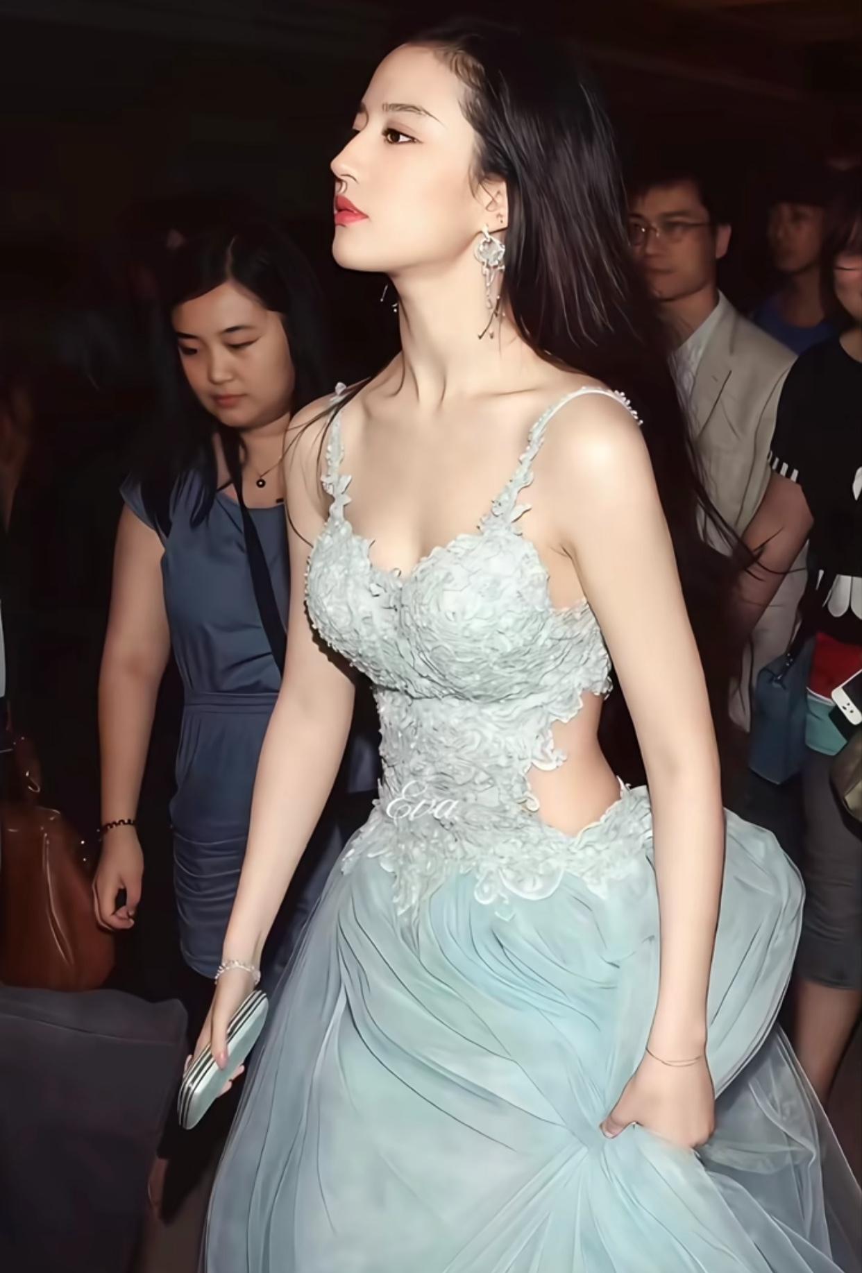 她到底是怎么长得，
除了脸身材也特别符合对少女的解读，
纤细又不干瘪每处都恰到好