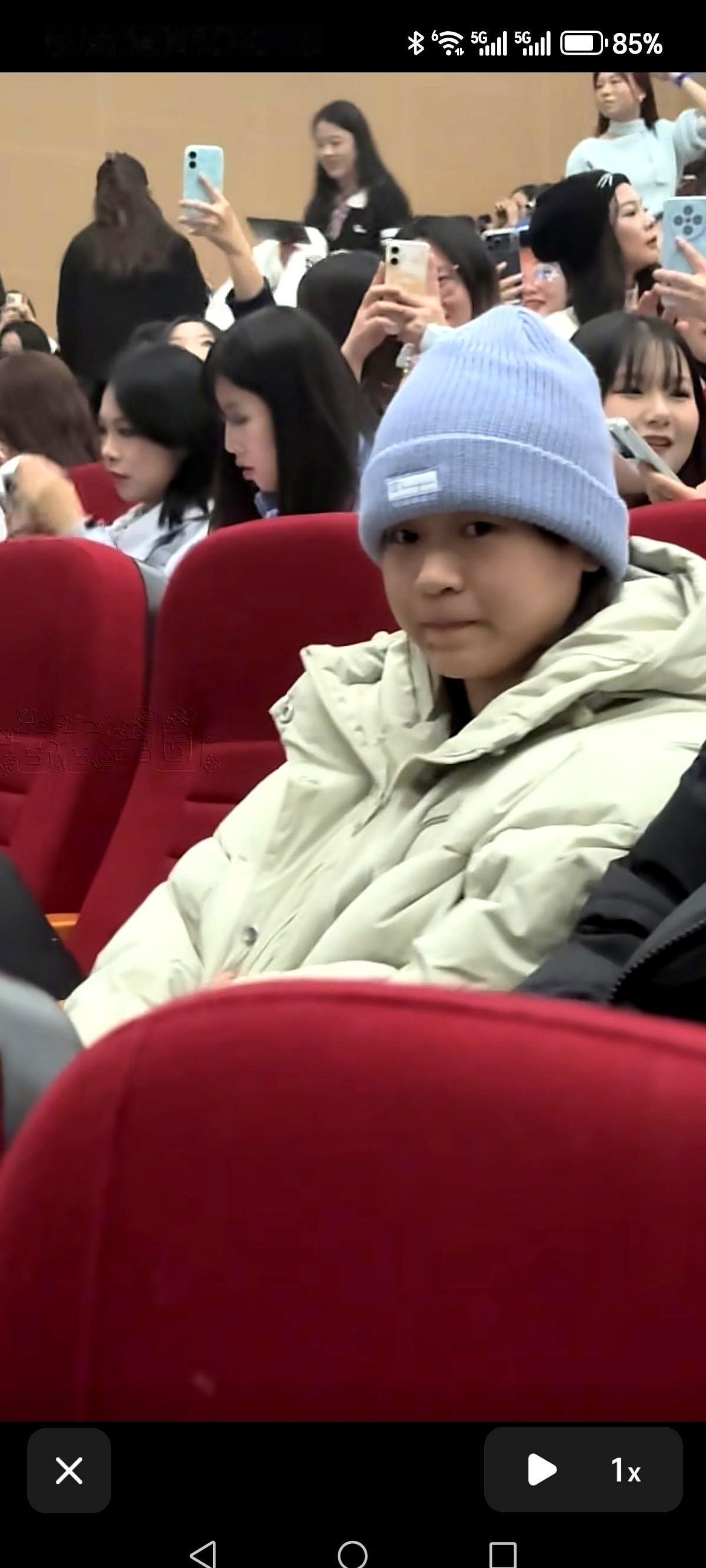 笑死，世界冠军的日常，就是下了班顺手拎走顶流的假发。
全红婵，我真是服了你了。