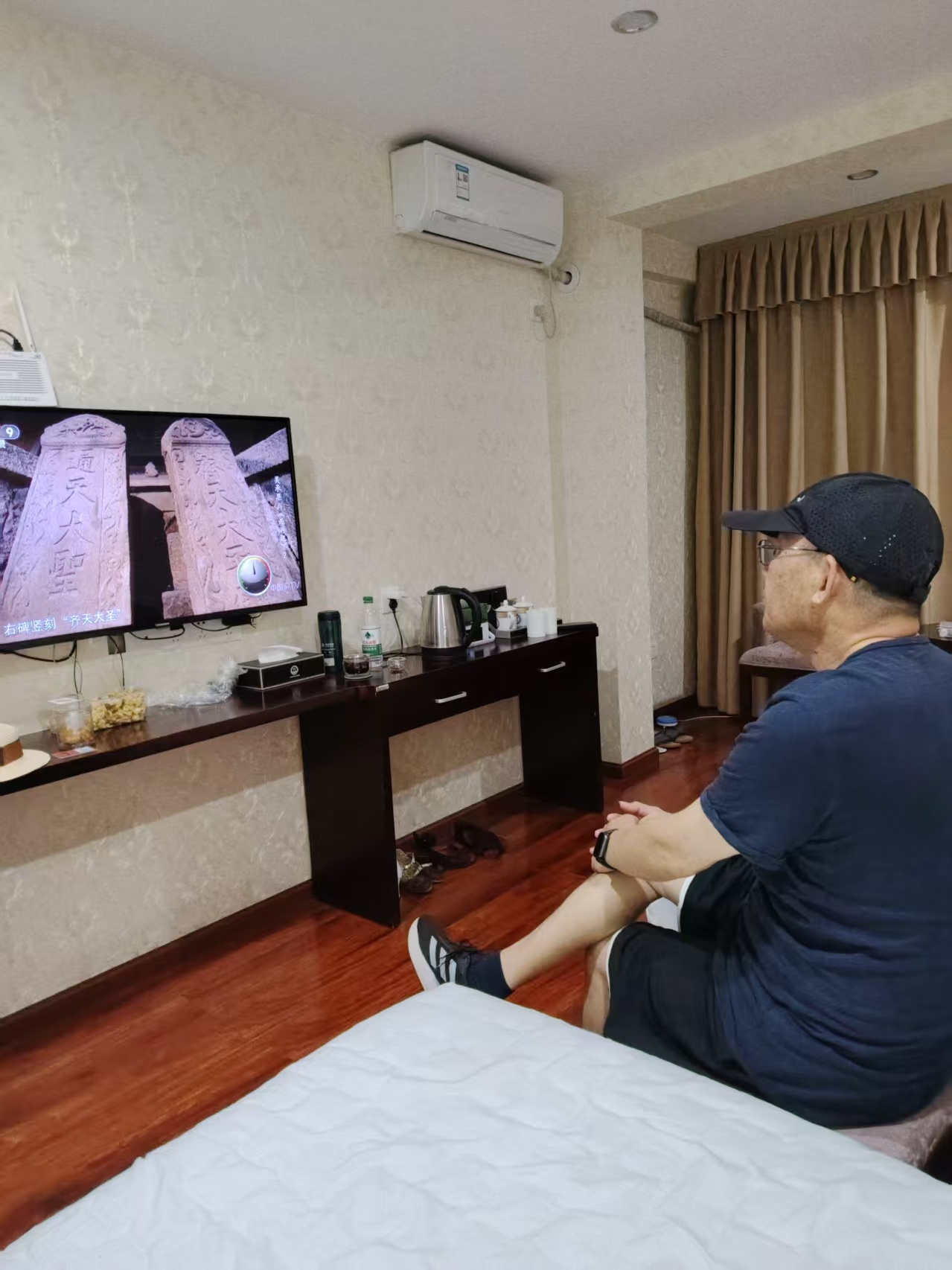 京东推出给爸妈的专属电视服务 给老爸换了好几次新电视了，每次换都是因为他“使用不