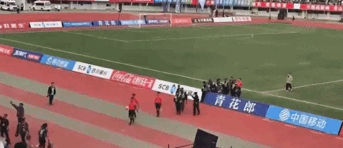 川超球员飞踹裁判全国禁赛5年在各种超盛行当下，更要注重执法，为裁判树立威信，不然