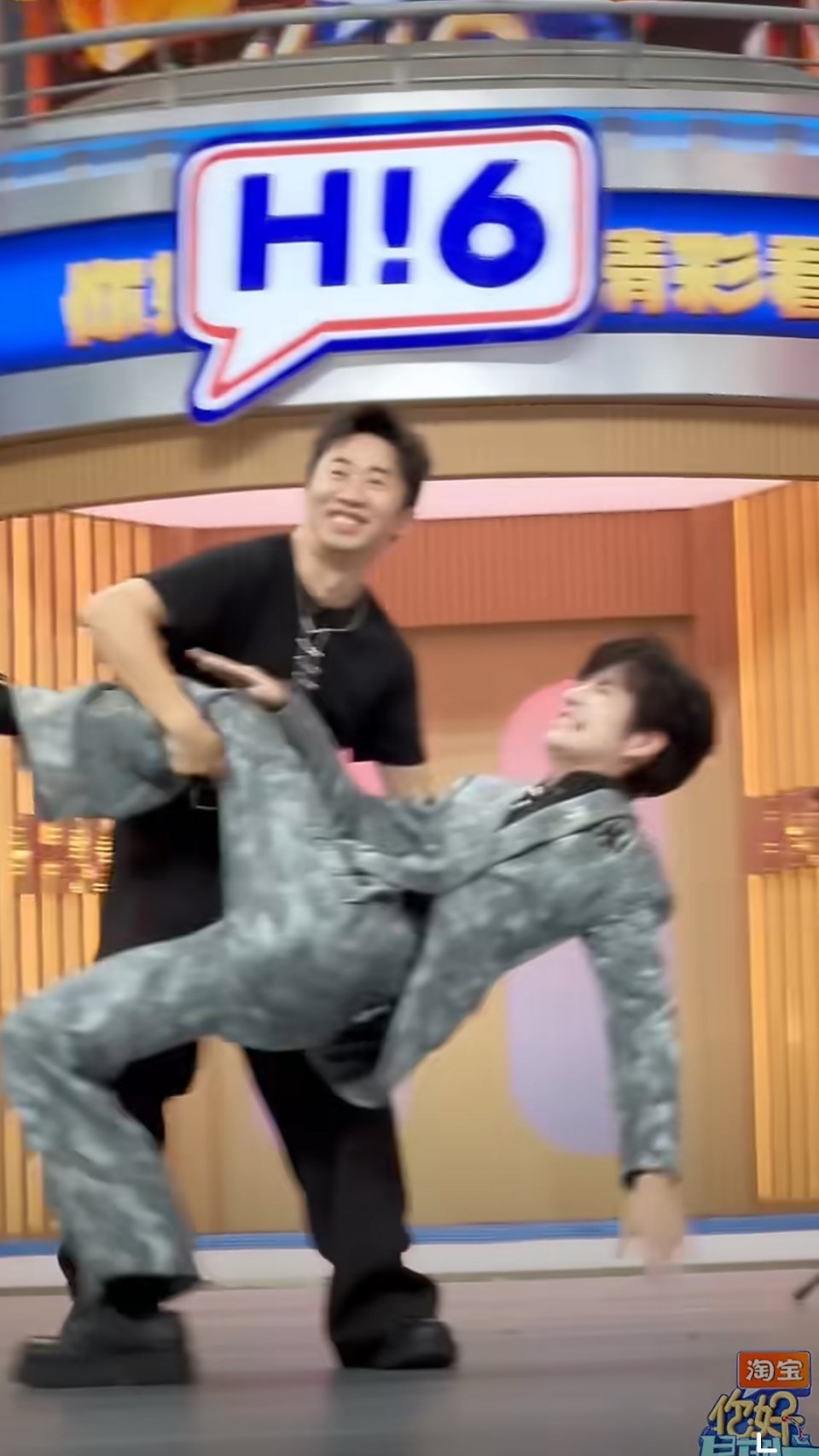 看出来杨迪张颜齐真没招了 杨迪、张颜齐跳《Señorita》，全程憋笑哈哈哈哈，