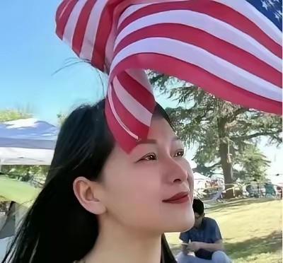 从百万粉丝美女作家，到异国街头送餐的外卖员，不过短短一年，人生就彻底换了剧本。