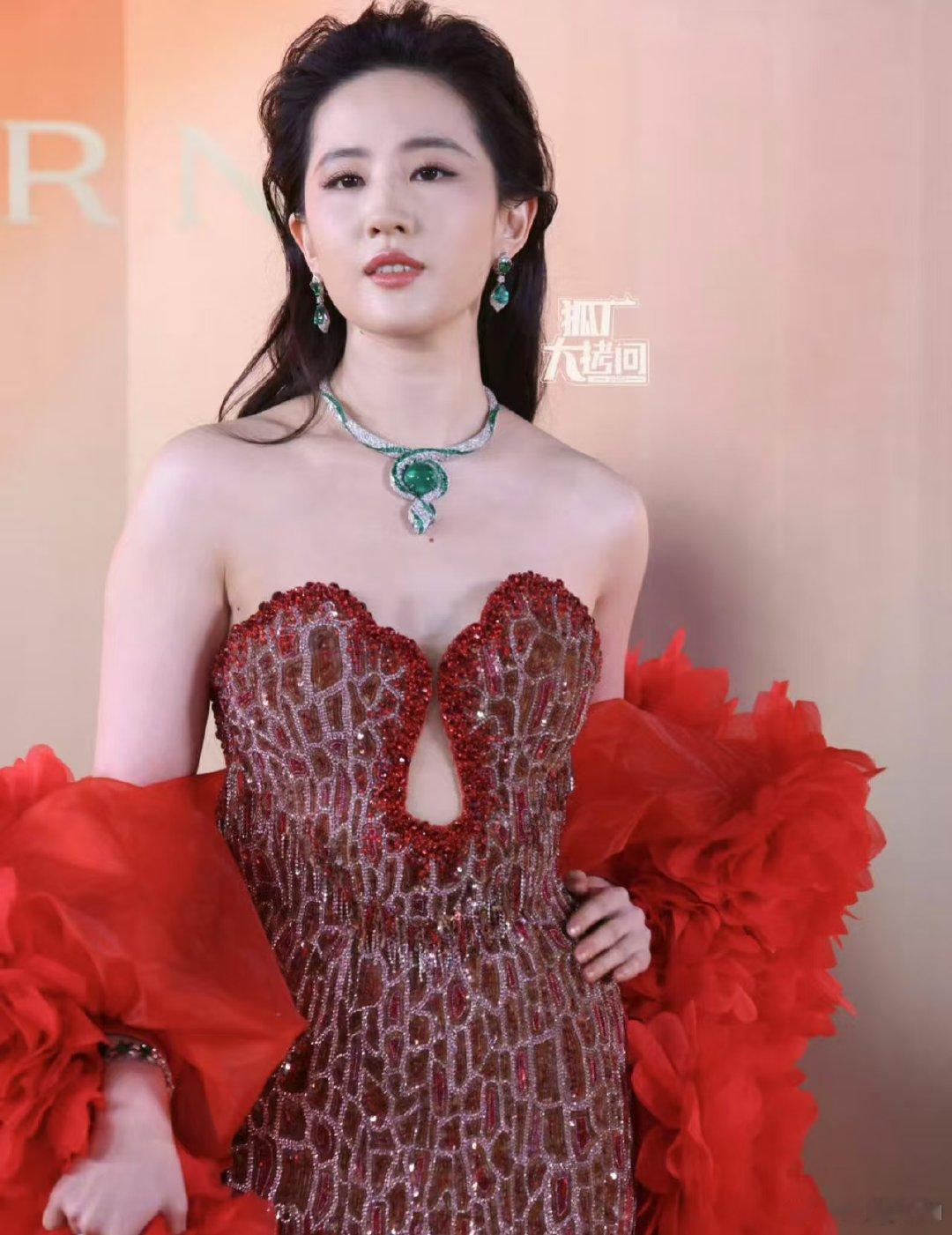 #刘亦菲赵露思走红毯#哇塞，这两位都是我喜欢的，她们的生图也太精致了吧！#刘亦菲