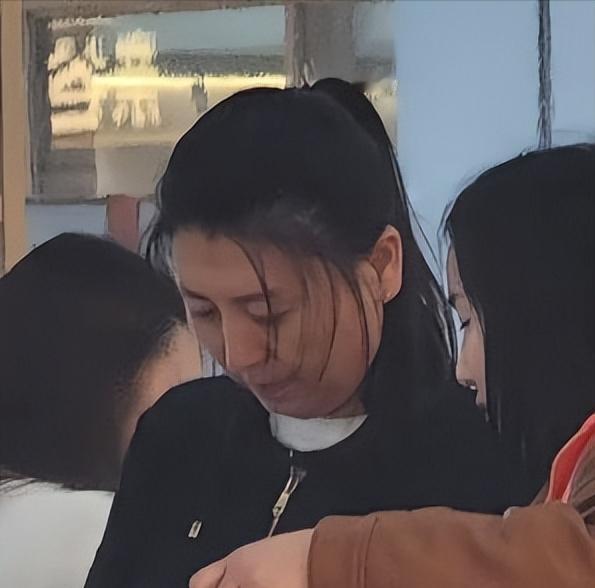 闫学晶，冲上热搜

13日，网上曝光，闫学晶3名亲属均毕业于中戏，再加上中戏表演