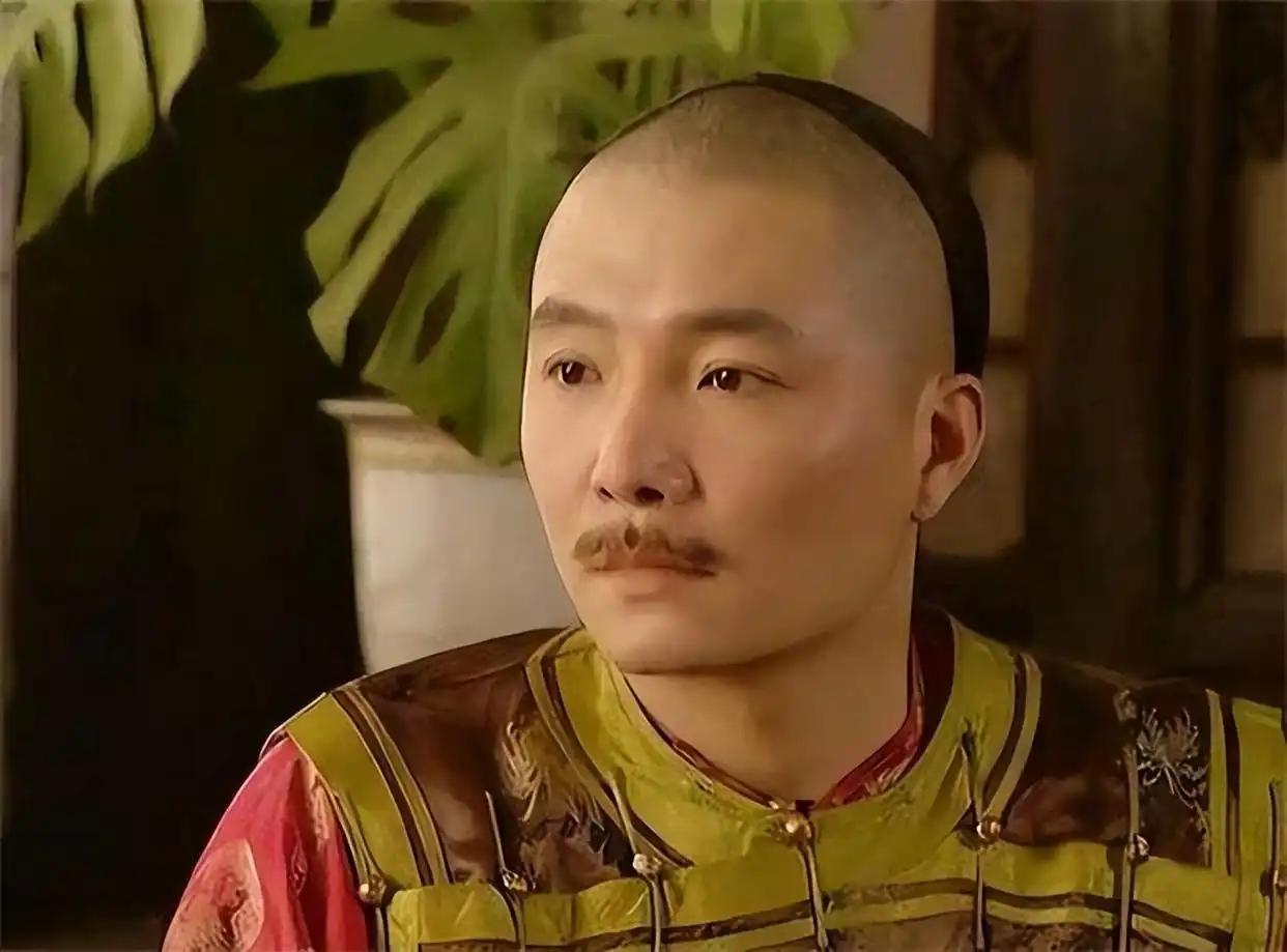 乾隆继位后，下令释放自己十叔和十四叔。老十四胤禵走出囚所，恍如隔世。

康熙皇帝