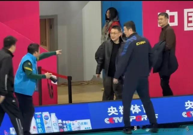 昨天的上海女排与辽宁女排比赛后，我们看到原中国女排主教练蔡斌与辽宁女排主帅赵勇在