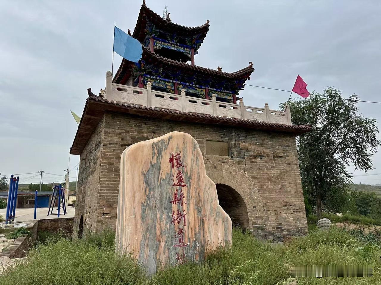 斑驳的黄土城墙封存着历史，无言地讲述着远去的过往，而我们有幸触摸到这些痕迹，是足