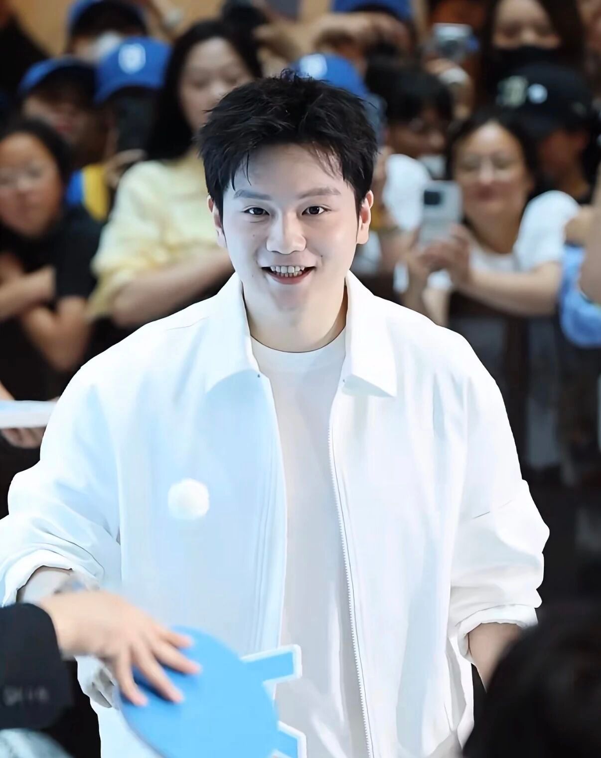 樊振东适乐肤品牌代言人 东方体育日报里的这张图片亮晶晶诶！头发丝好看眉毛好看眼睛