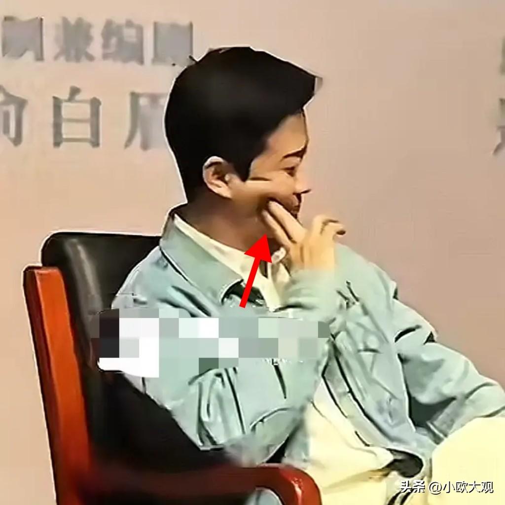 最近吴京一张照片火遍全网，照片里他用手按了下自己的脸，居然留下一个明显的坑，半天