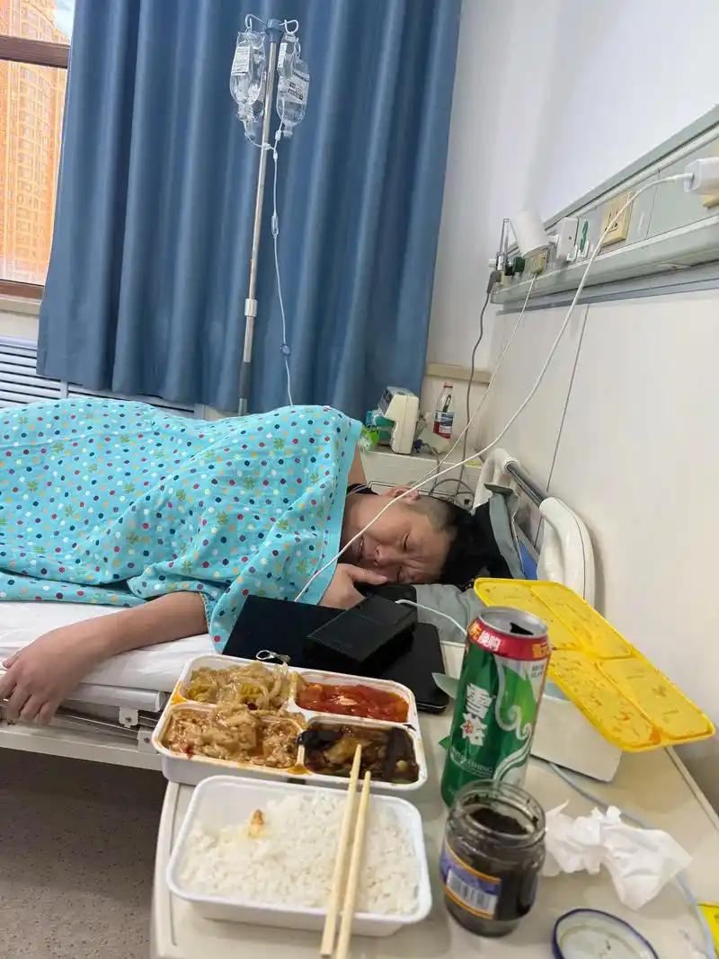 湖南长沙一名56岁男子因嘴馋，一天内接连吃下三块月饼，深夜突然腹痛难忍，被紧急送