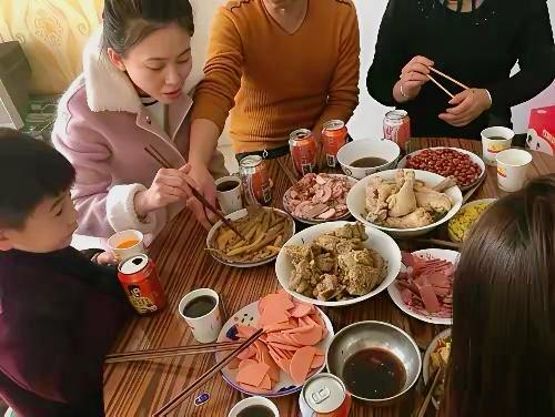 撞过南墙，才明白的老人言：

1，嫁夫看肩膀，娶妻看手掌。
2，娶妻不娶翘翘嘴，