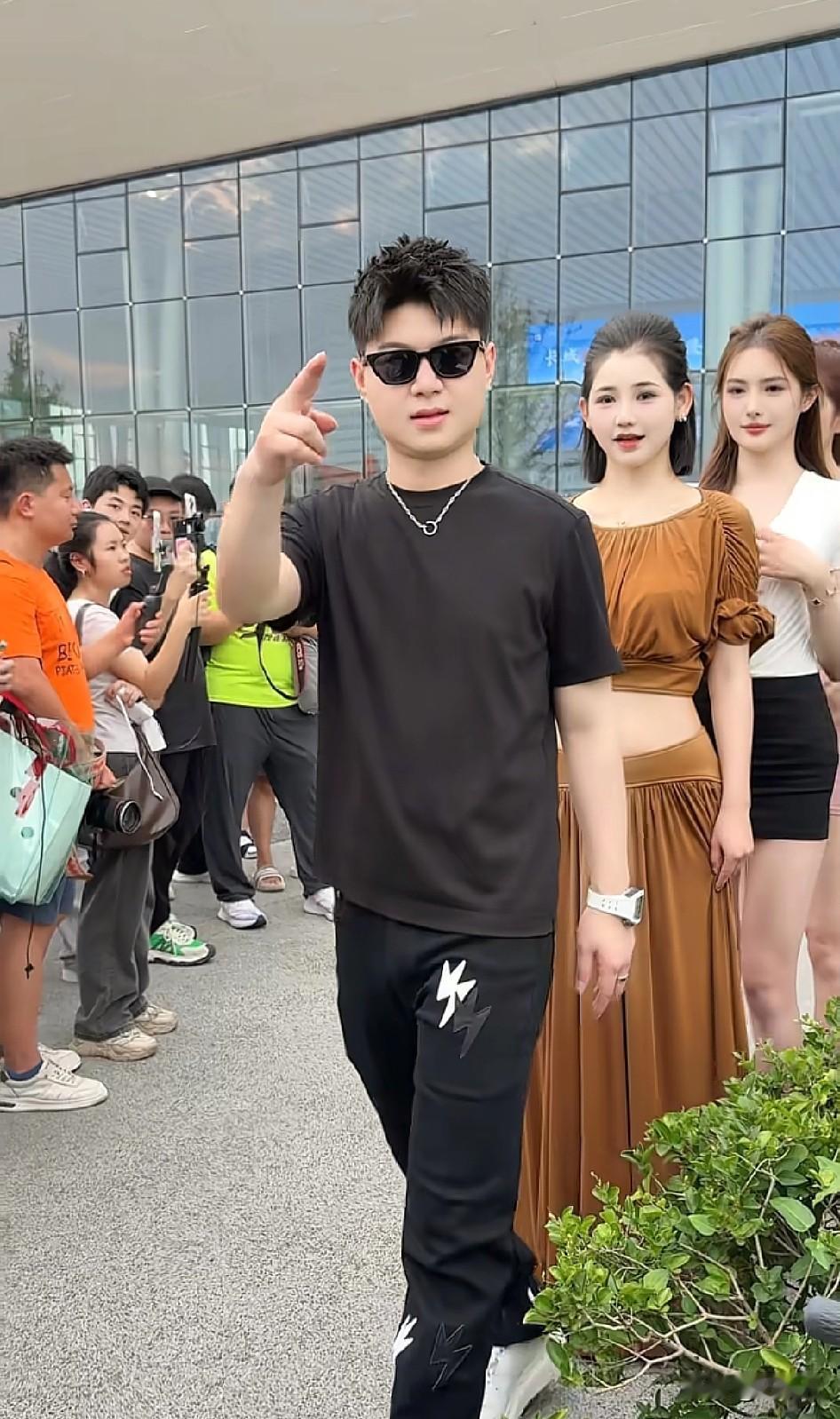 这位其貌不扬的小伙，无论走到哪都有一堆美女环绕，有人说她是现代版的韦小宝，却比韦