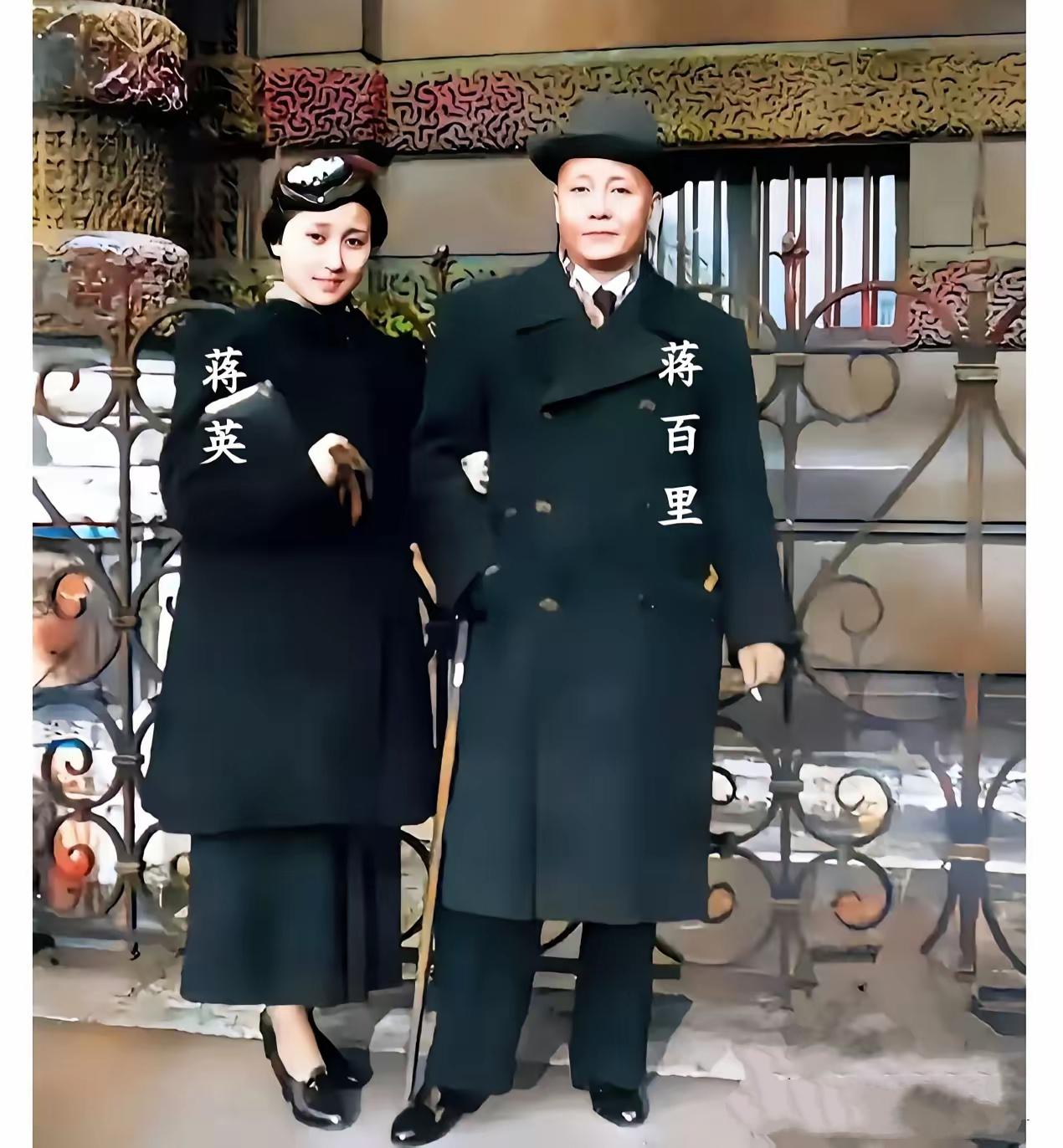 下图是蒋英和父亲蒋百里的一张合影，拍摄于1936年，拍摄地点是巴黎卢浮宫外。当年