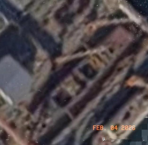 虽然现在卫星图不算清晰可是舰尾快顶到坞门，水线肯定320+，满载12万跑不掉，现