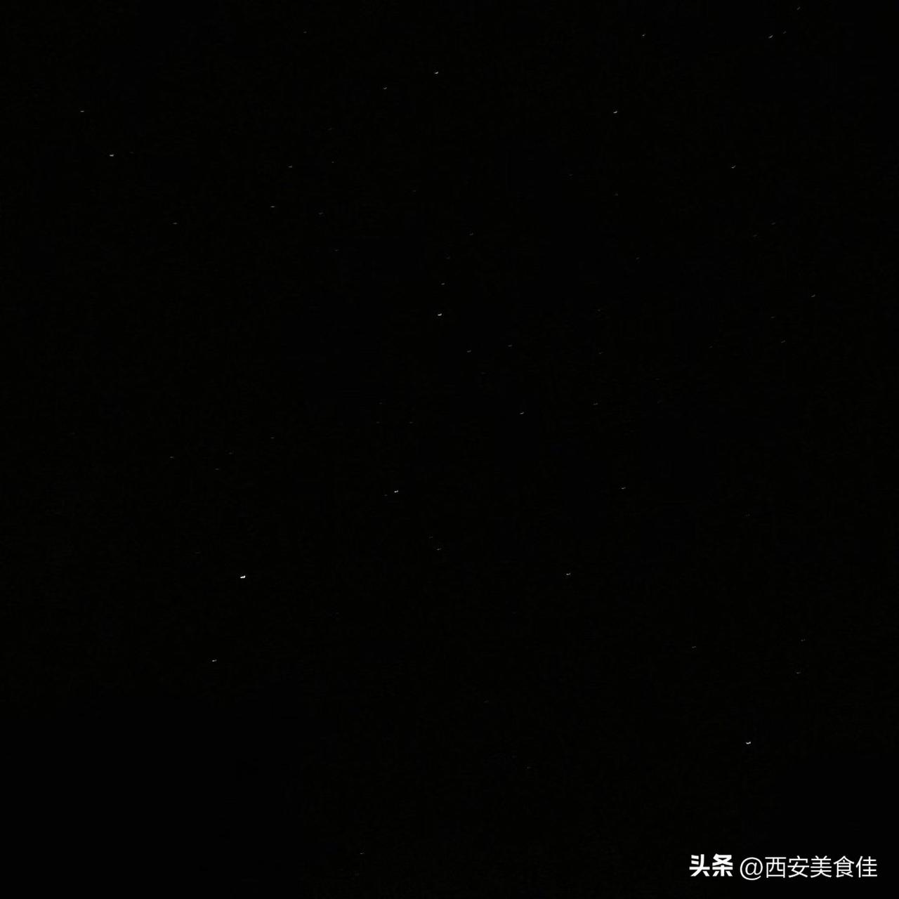你有多久没看到过天上的星星了？
无光的星 抬头遇見星星