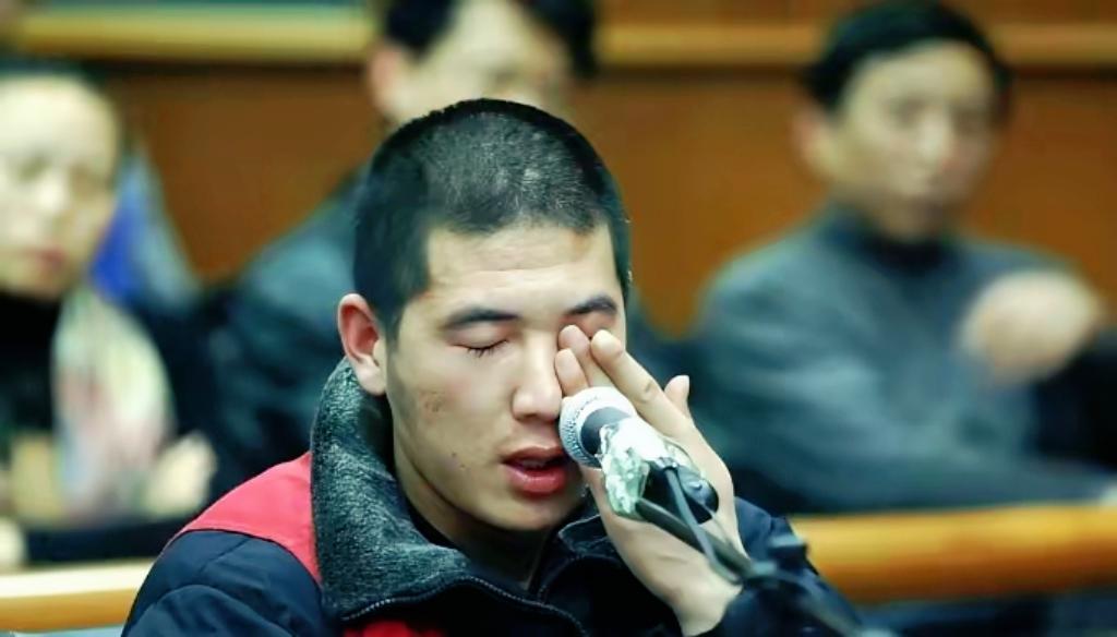 2006年退伍军人​​崔英杰摆摊谋生，意外持刀将城管刺死被判处死刑，在法庭上，他