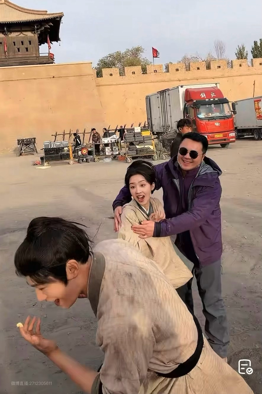 丁禹兮往邓恩熙脸上抹蛋糕这段笑死我了！！丁禹兮往邓恩熙脸上抹蛋糕 ​​​