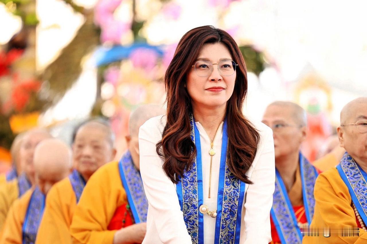 郑丽文发文参加某佛会，透露自己是虔诚的佛教徒。让世界充满和平与爱，充满慈悲，人们