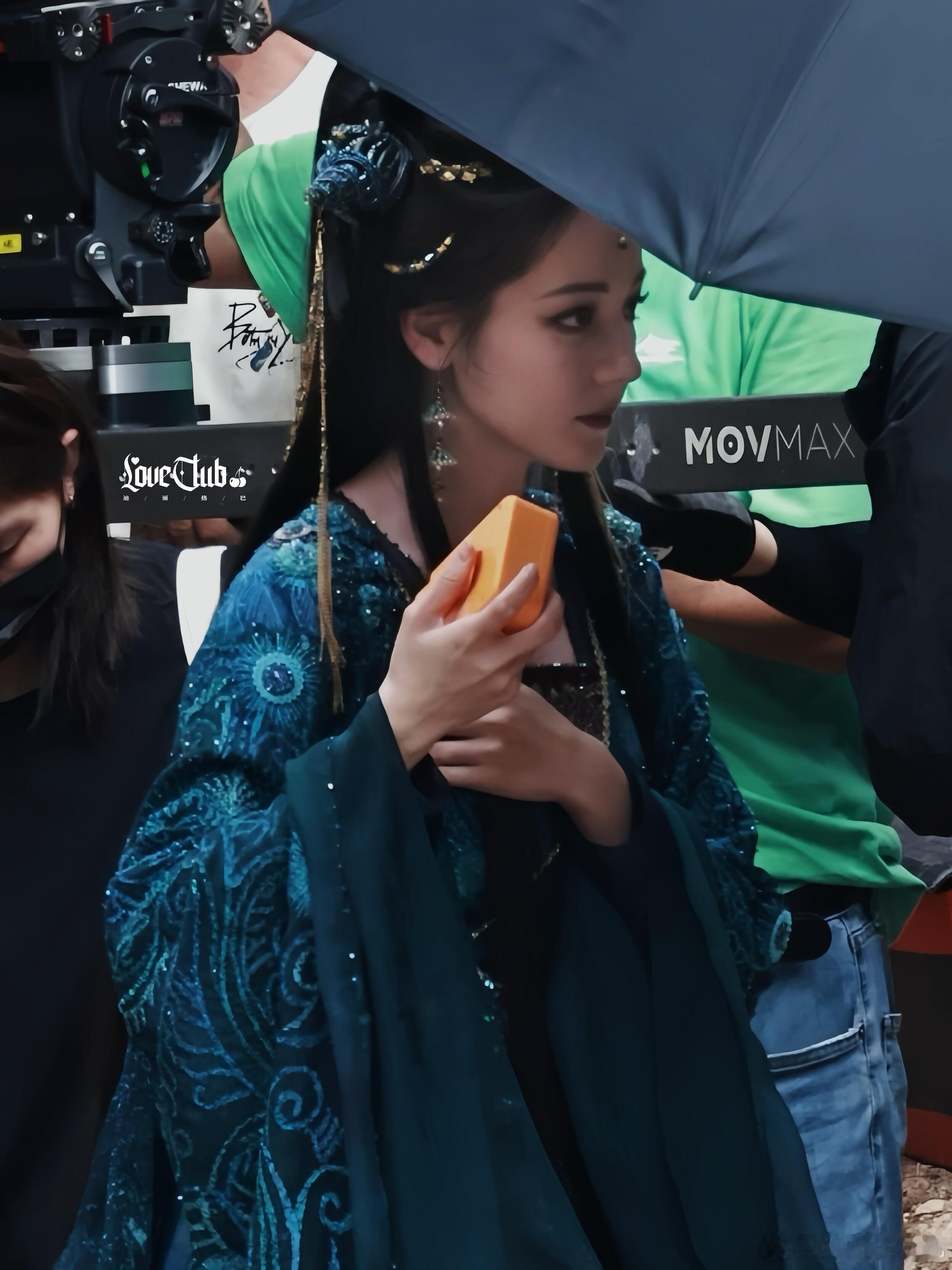 #迪丽热巴[超话]##迪丽热巴甩绳舞路透# 超喜欢贺思慕这个妆造！成熟大女人热巴