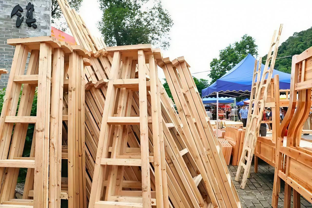 人很多时候都是被自身的欲望拖入了困境，日子要踏踏实实地自己过，该吃的苦也得自己扛