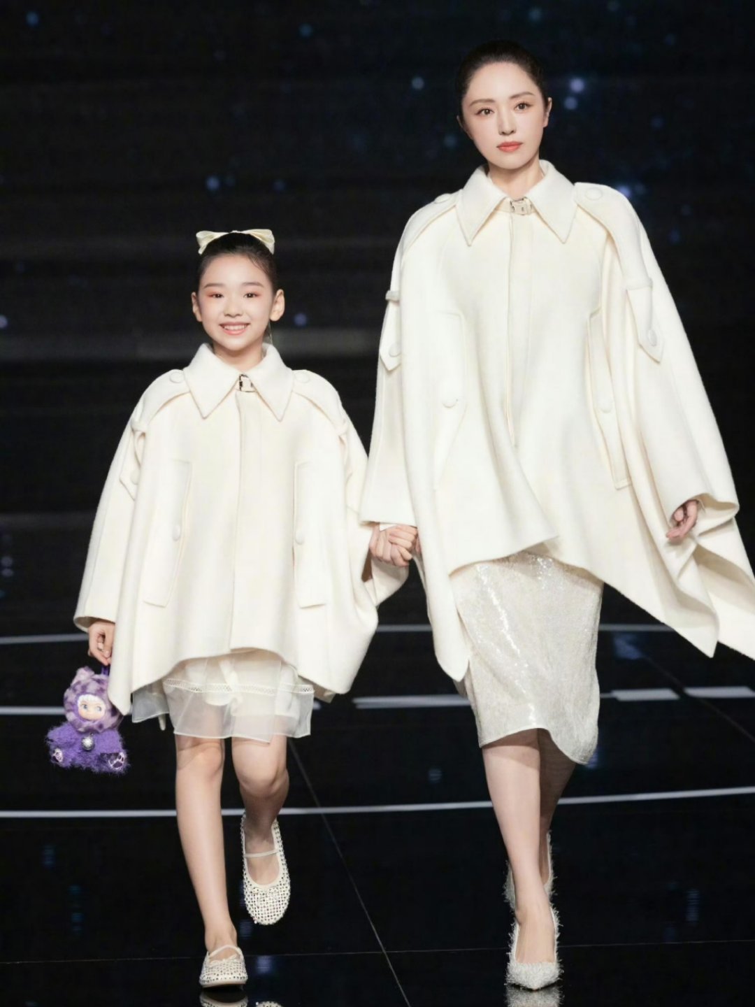 董璇 你问问酒窝同不同意 粉丝向董璇提问：“我可以当你女儿吗？”董璇笑着答道：“