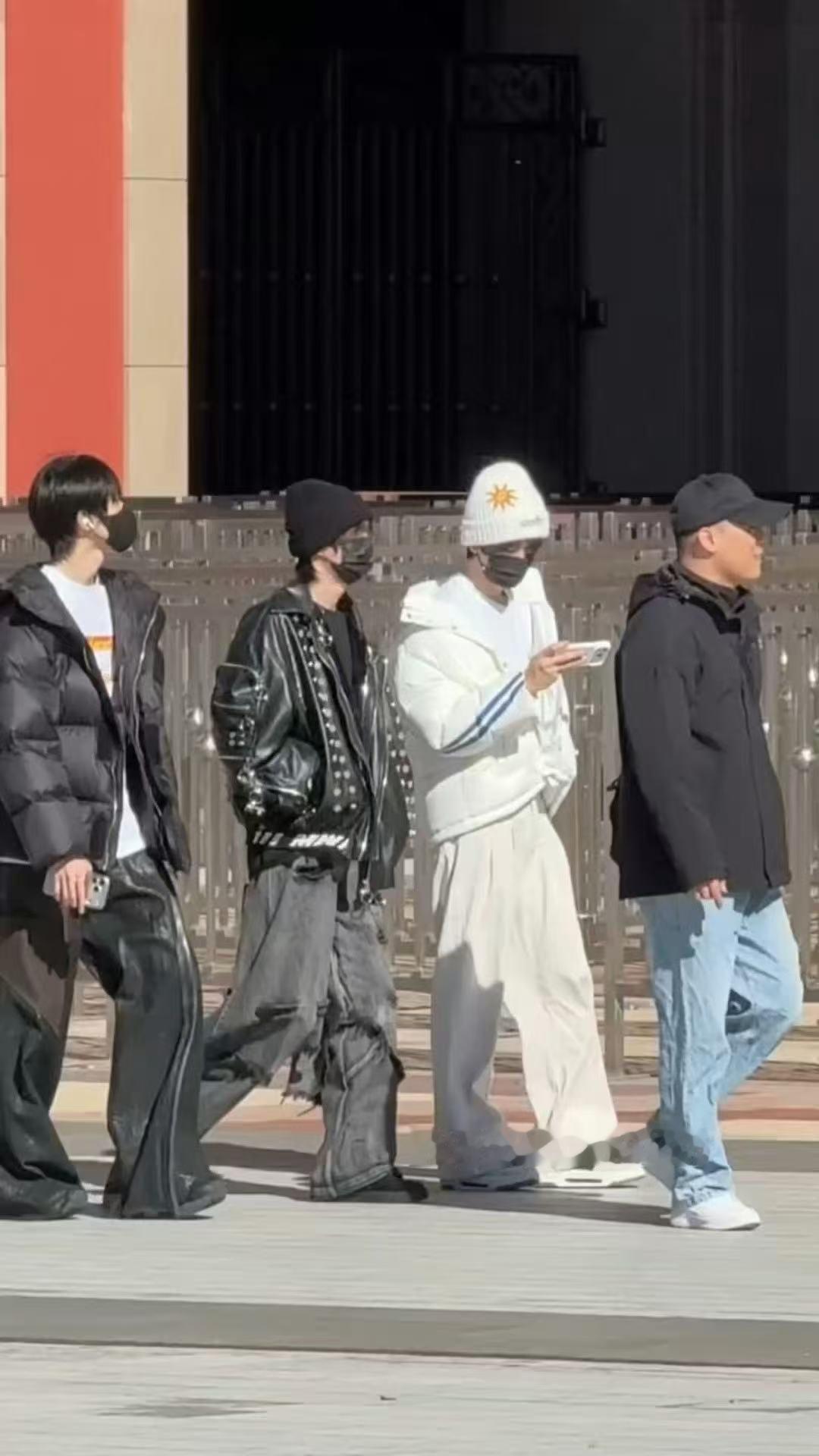 童禹坤邓佳鑫黄朔环球影城被偶遇 ​​​有三个帅哥被偶遇咯～私服好帅！ ​​​