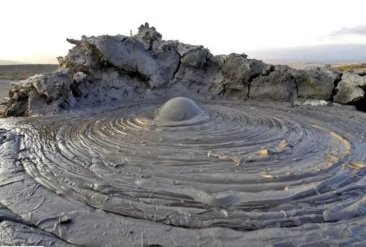 泥火山爆发是一种罕见的地质现象，通常发生在地震和石油丰富的地区。它们是由于石油气
