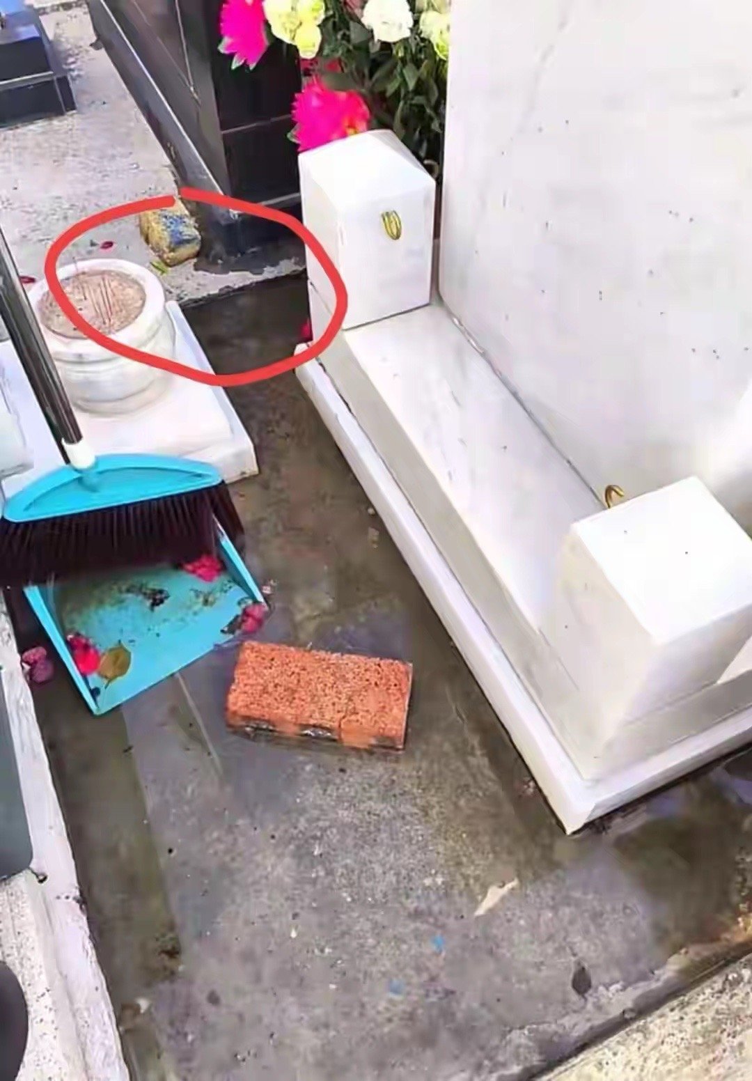 曝黄家驹墓地被水淹！去世33年，家属不闻不问，歌迷恳求打洞排水 