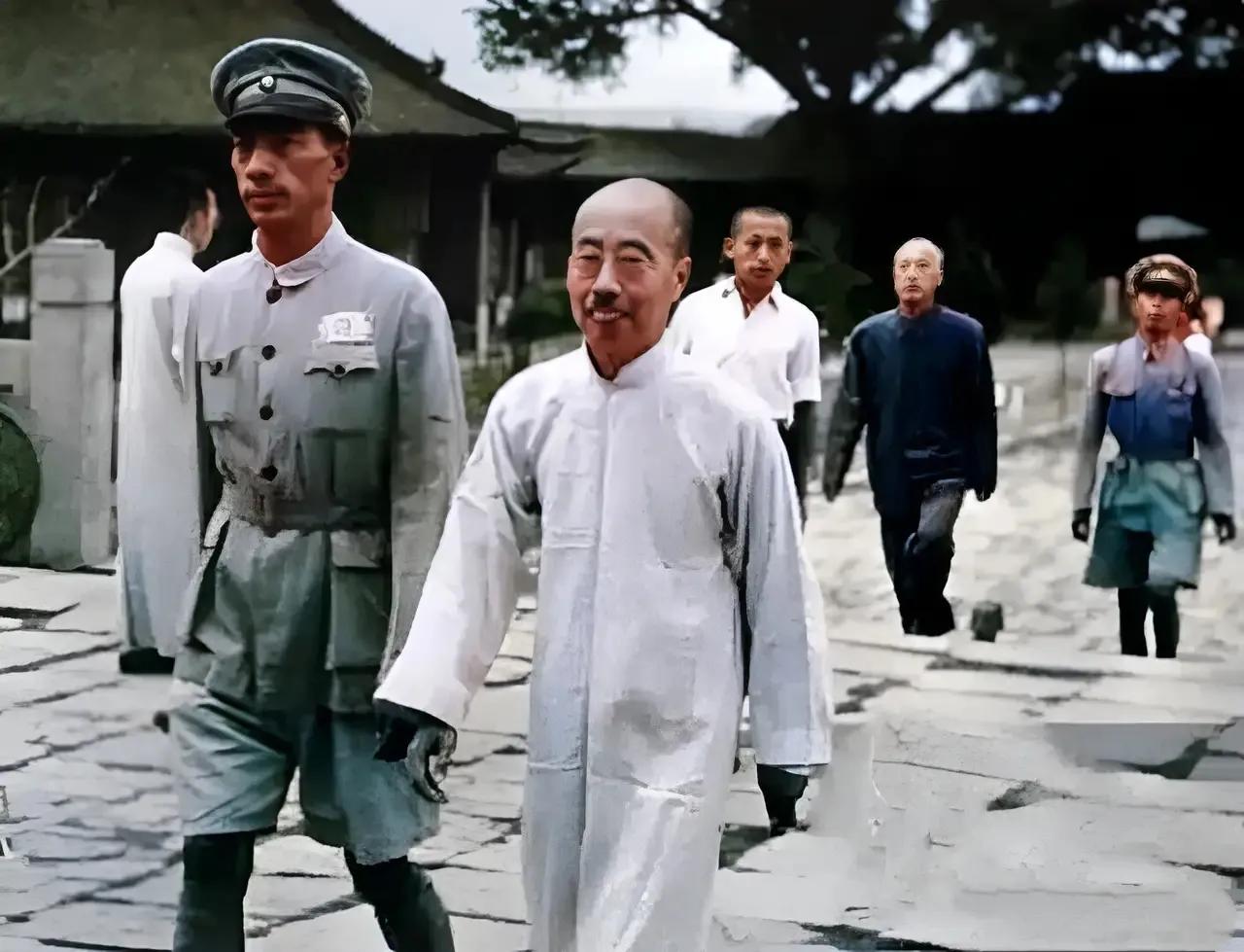 1946年，鲁迅先生的弟弟周作人被逮捕时的情景。
周家兄弟三人虽然理念和立场各不