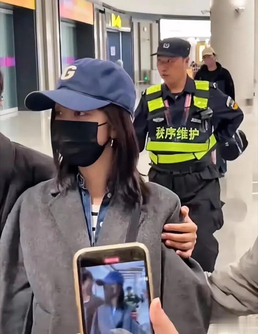 有网友机场偶遇谭松韵，本人又美又可爱，就是不知道旁边的是谁，看起来挺亲热的，好搂