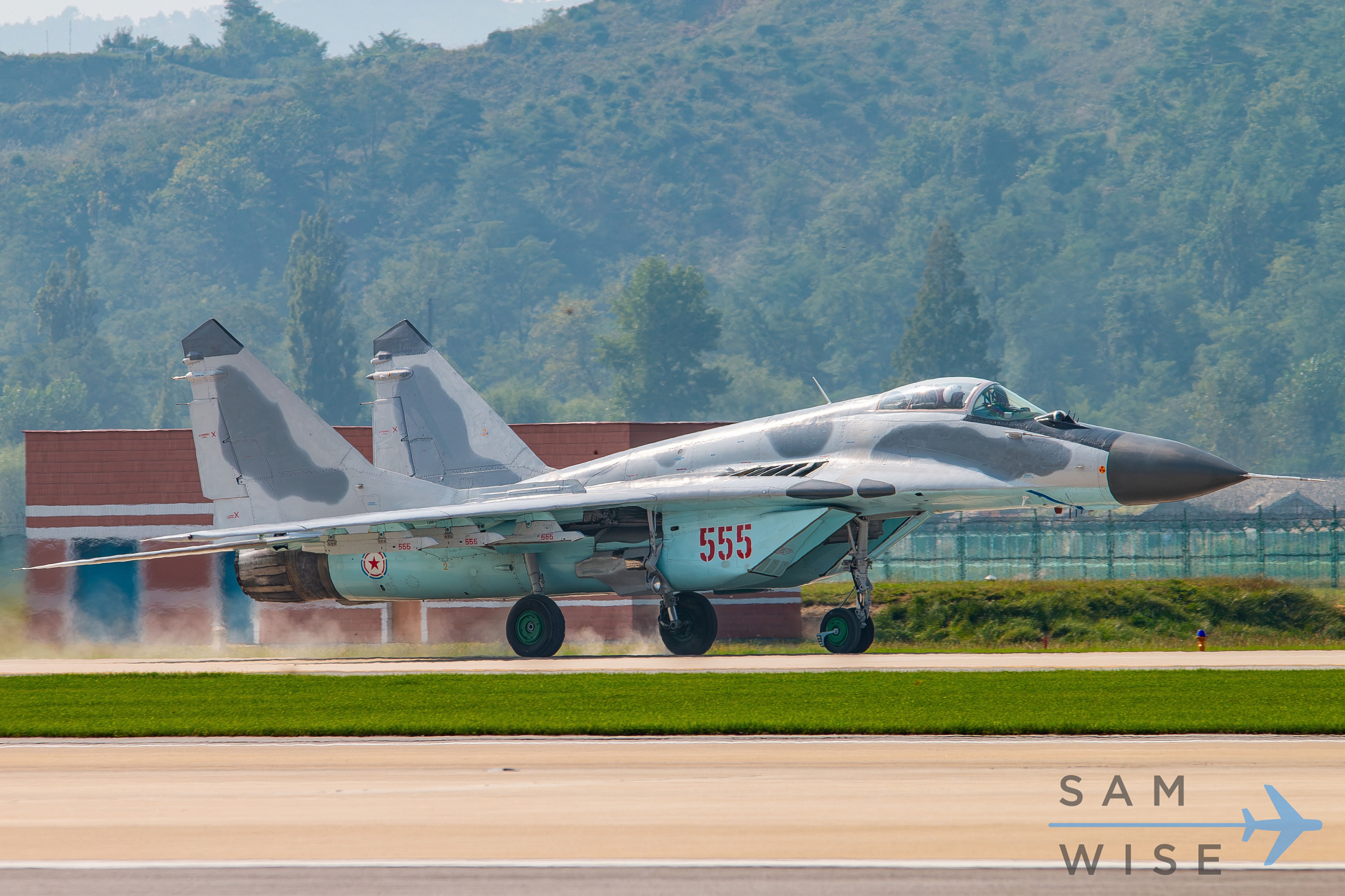 高分辨率图像 2016年元山航空展期间的北朝MIG29，这是一架少见9.13型，