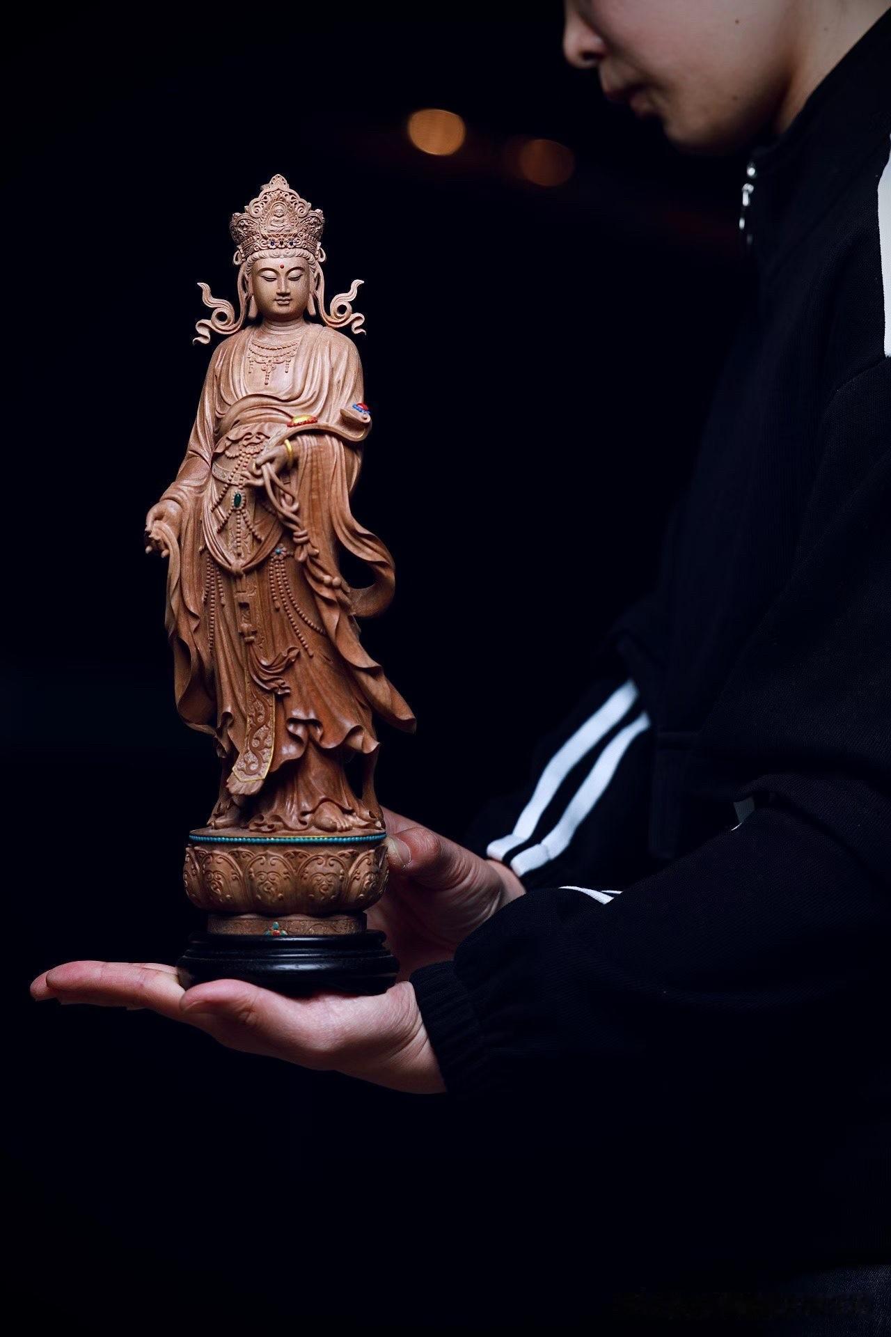 灯下观音，最动人的从来不是华丽，
而是那一份静下来的气息。

老山檀的沉香缓缓散