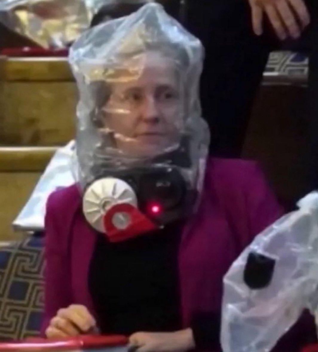 这位就是美国弗吉尼亚州刚刚宣誓就职的民主党籍女州长，疫情期间戴着一个奇怪的面罩上