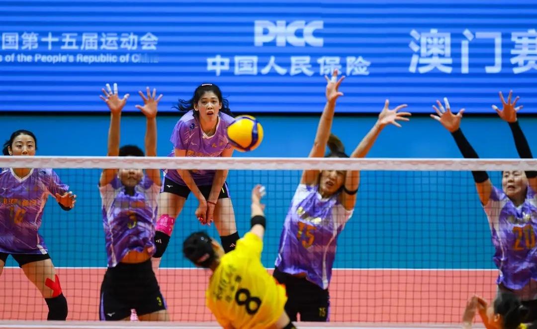 排球女子成年组1/4决赛中，福建队3比1战胜天津队，晋级四强。卫冕冠军天津女排就