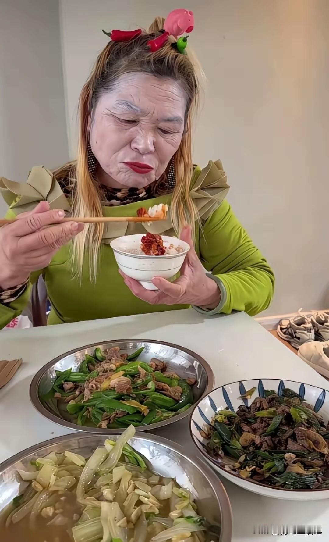 其实，如果大妈不化妆，可能更好看一点，