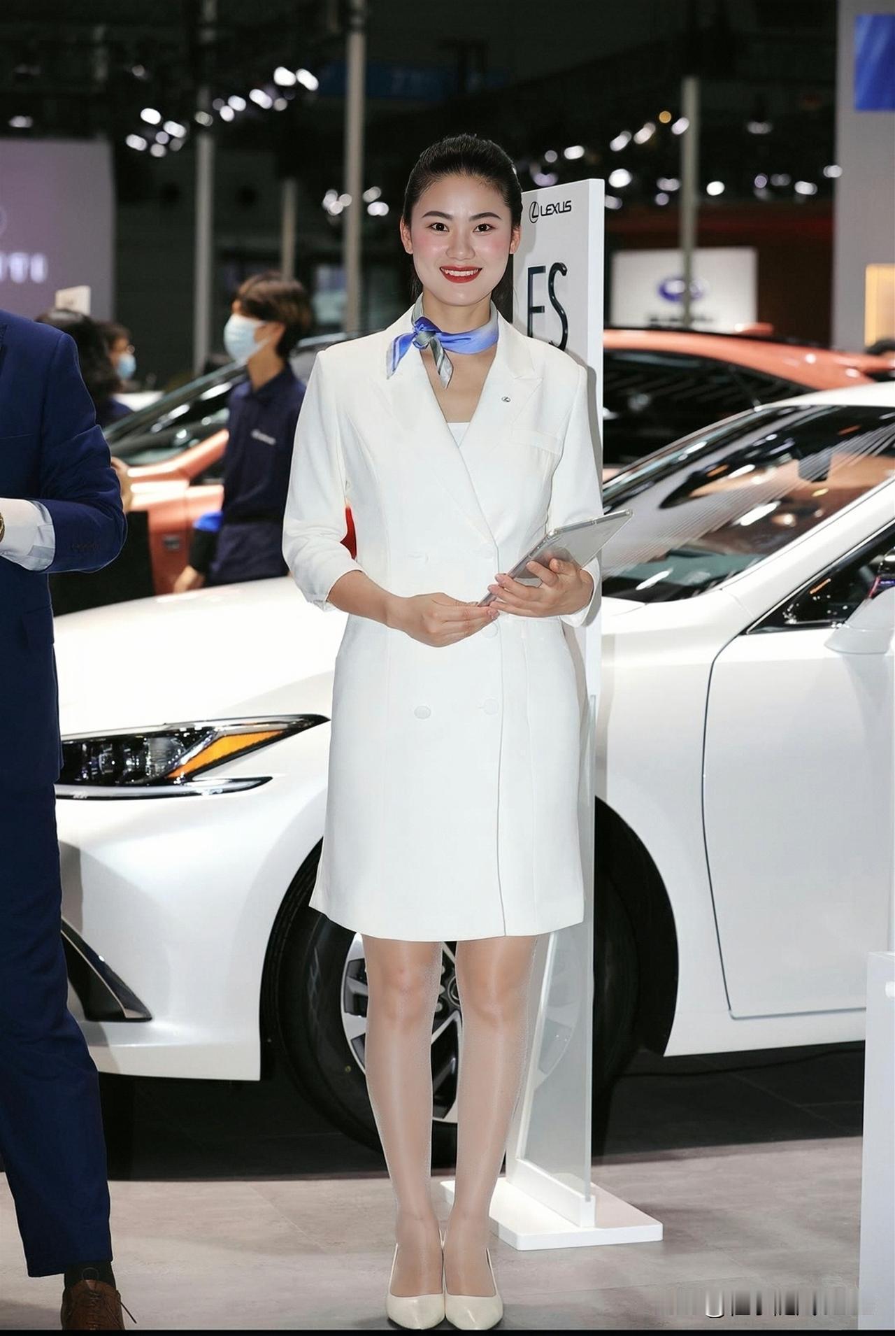 时尚车模亮相车展，白色西装尽显优雅气质