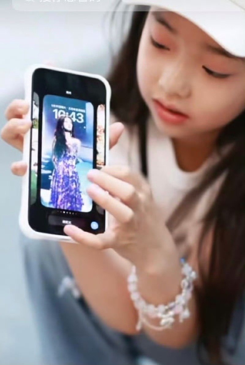 小酒窝手机屏保是白鹿，她还说她是真爱粉，没想到白鹿粉盘年龄跨越这么大，还有这么小