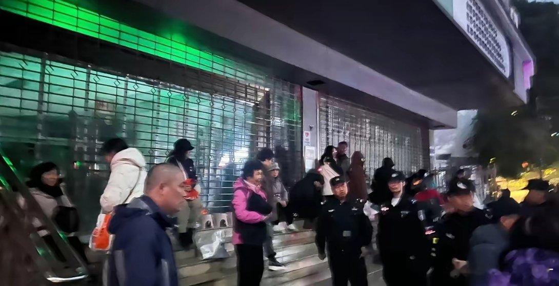 一家基层社区医院有个老中医，每晚都有人排长长的队第二天早上抢他的号。一天只放10