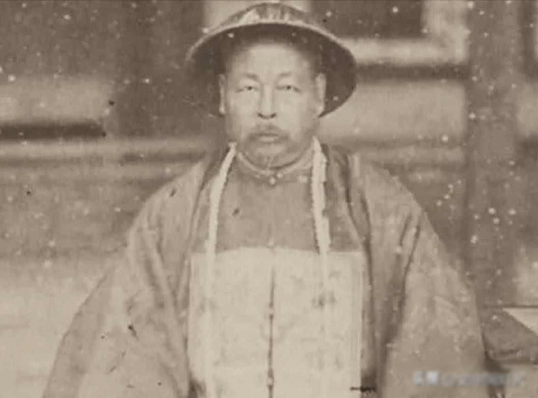 1885年，74岁的左宗棠躺在病榻上，用尽最后力气拍打床沿，怒吼道：“对中国来说