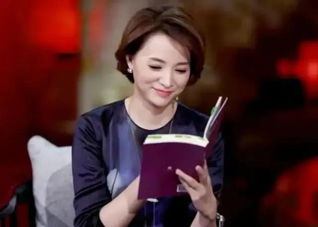 一天深夜，密春雷把离婚证放进董卿手里：“我是真的爱你，嫁给我吧！”  董卿有些震