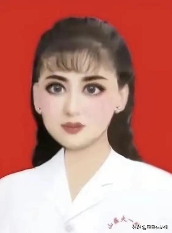 山西精神科女主任，
在网上突然火起来之后，
现在已经把照片换掉了，
新的照片……
