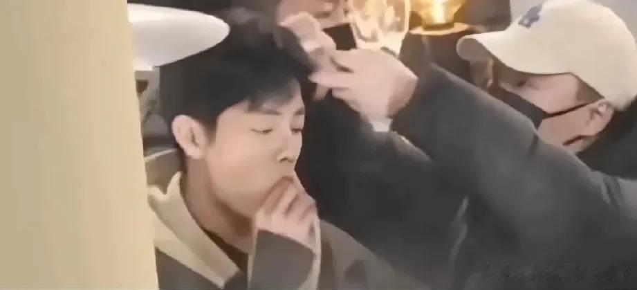 现在作为艺人真的是好没劲，就在这两天肖战在出席活动的时候，自己工作人员为他准备的